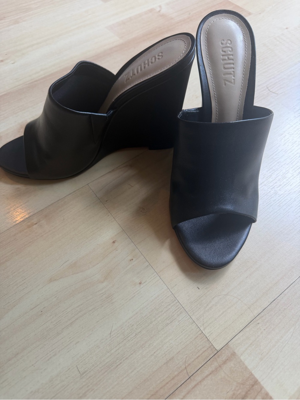 SCHUTZ LUCY CASUAL
NAPPA LEATHER SANDAL-Black Leather Open-Toe Wedge Mule